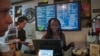Una empleada toma un pedido en su cafetería Bushwick Grind Cafe, el 8 de septiembre de 2022 en la ciudad de Nueva York. 