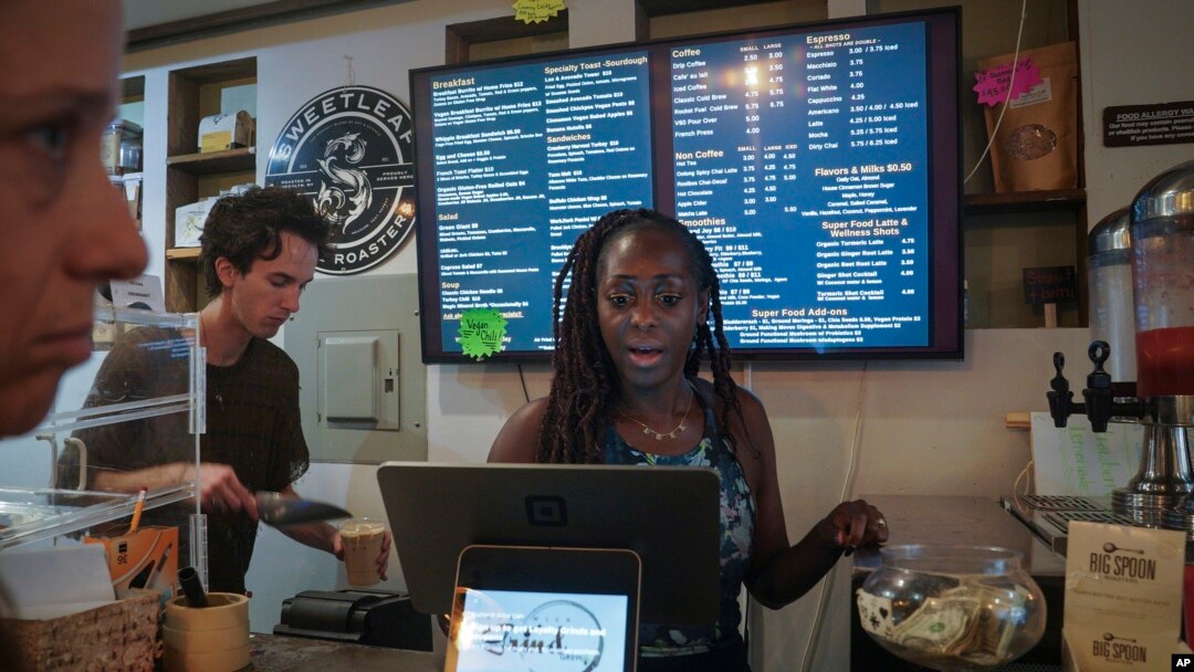 Una empleada toma un pedido en su cafetería Bushwick Grind Cafe, el 8 de septiembre de 2022 en la ciudad de Nueva York. 
