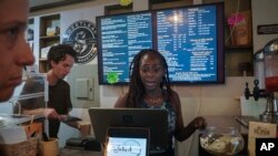 Una empleada toma un pedido en su cafetería Bushwick Grind Cafe, el 8 de septiembre de 2022 en la ciudad de Nueva York. 