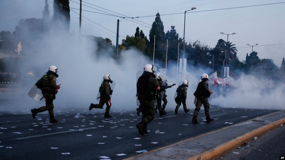 Grčka policija je upotrebila suzavac tokom demonstracija protiv reformi ispred zgrade grčkog parlamenta u Atini, 8. maja 2016. 