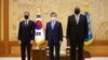 El presidente de Corea del Sur, Moon Jae-in, el secretario de Defensa de EE. UU., Lloyd Austin, y el secretario de Estado, Antony Blinken, posan para una fotografías durante su reunión en la Casa Azul Preside, el 18 de marzo de 2021. 