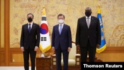 El presidente de Corea del Sur, Moon Jae-in, el secretario de Defensa de EE. UU., Lloyd Austin, y el secretario de Estado, Antony Blinken, posan para una fotografías durante su reunión en la Casa Azul Preside, el 18 de marzo de 2021. 