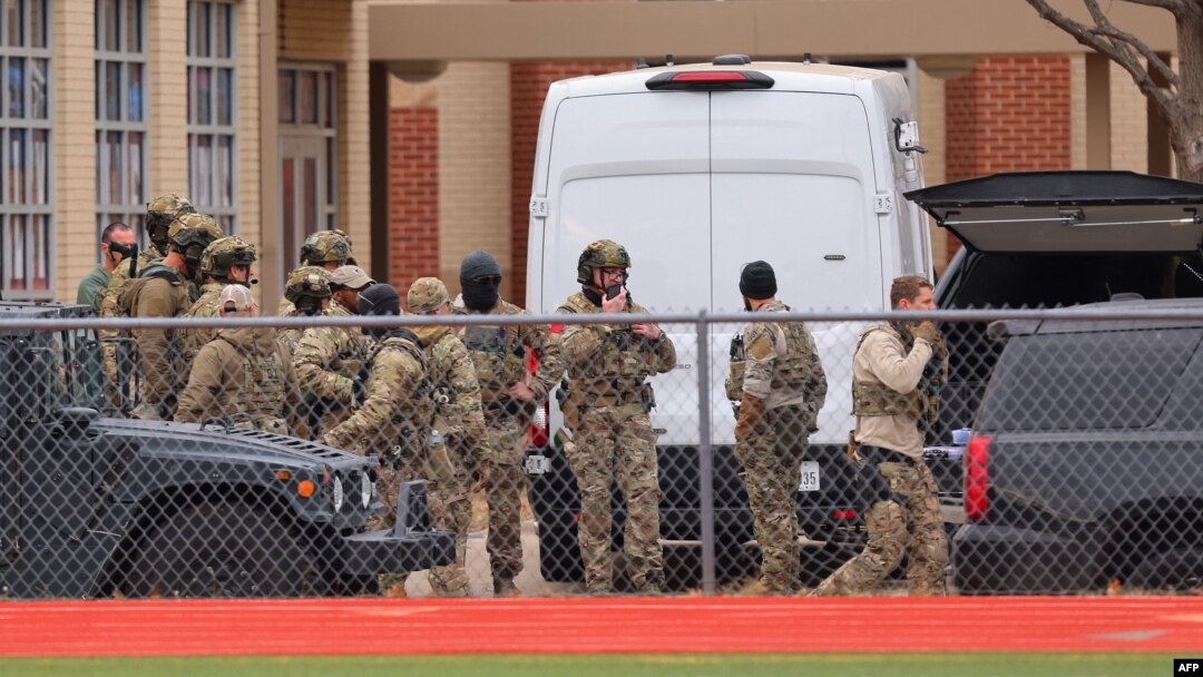 Anggota tim SWAT ditempatkan di dekat Sinagoge Beth Israel di Colleyville, Texas, sekitar 40 kilometer barat Dallas, pada 15 Januari 2022. (Foto: AFP)