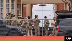 Anggota tim SWAT ditempatkan di dekat Sinagoge Beth Israel di Colleyville, Texas, sekitar 40 kilometer barat Dallas, pada 15 Januari 2022. (Foto: AFP)