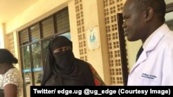 La ministre ougandaise de la santé, Sarah Opendi, couverte d’un voile discute avec un agent à l'hôpital de Naguru, dans la capitale Kampala, Ouganda, 16 septembre 2017. (Twitter/ edge.ug‏ @ug_edge)