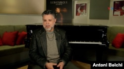 El cantante Luis Enrique durante una entrevista con la Voz de América en Miami, Florida, el 3 de marzo de 2025. (Foto: Antoni Belchi/VOA)