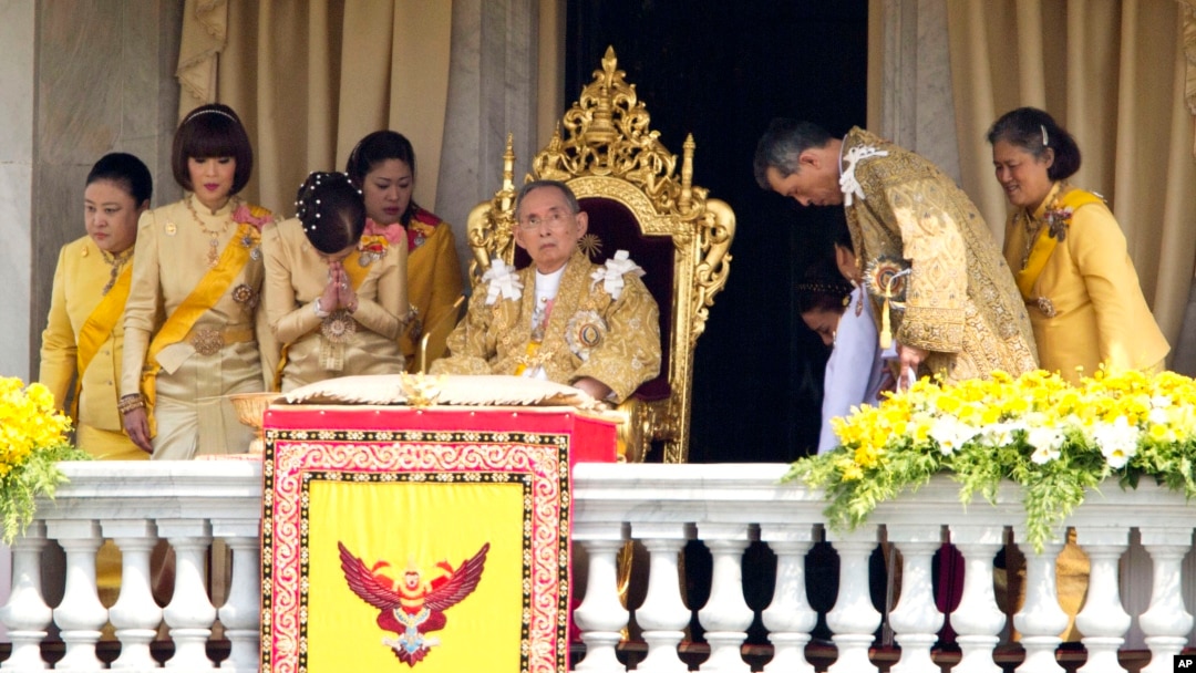 FILE - Thai King Bhumibol Adulyadej, center, is surrounded by his family members (L-R) Princess Somsavali, his daughter Princess Ubolratana, his daughter Princess Chulabhorn, Princess Siribhachudabhorn, Royal Consort Princess Srirasm, his grandson Prince Dipangkorn Rasmijoti, his son Crown Prince Vajiralongkorn and his daughter Princess Sirindhorn after addressing the crowd from a balcony of the Ananta Samakhom Throne Hall on his 85th birthday in Bangkok, Dec. 5, 2012.