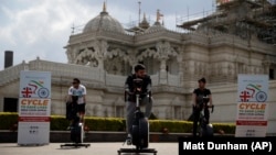 Sejumlah partisipan acara penggalangan dana "Cycle to Save Lives" di Kuil Neasden di utara London, kuil Hindu terbesar di Inggris, untuk bantuan mengatasi pandemi COVID-19 di India, 1 Mei 2021. 