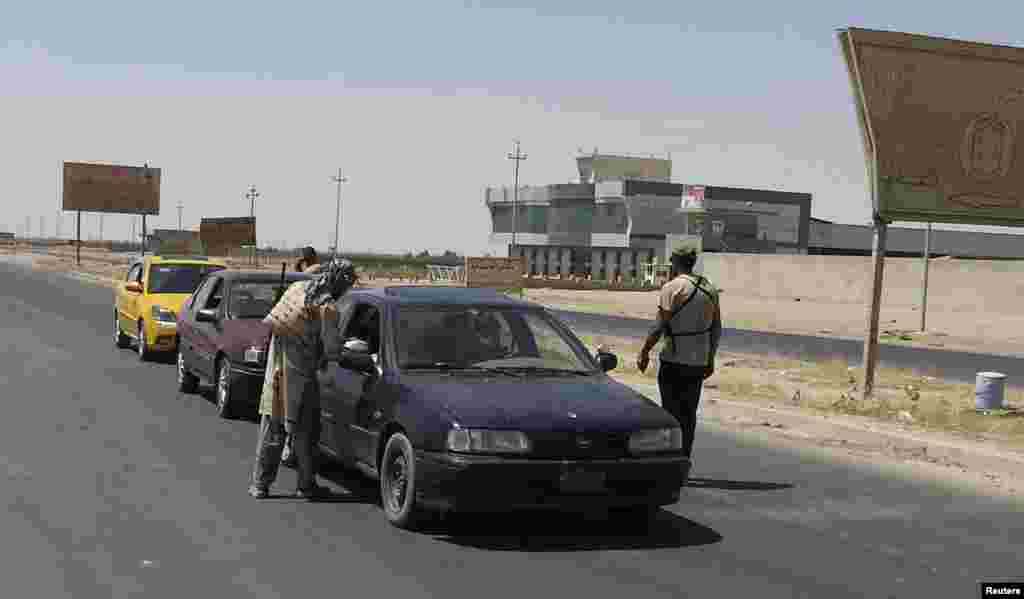 صدر براک اوباما نے کہا ہے کہ 'داعش' کی پیش قدمی کو روکنے کے لیے اگر ضرورت پڑی تو شدت پسندوں کے ٹھکانوں پر فضائی حملے کیے جا سکتے ہیں۔