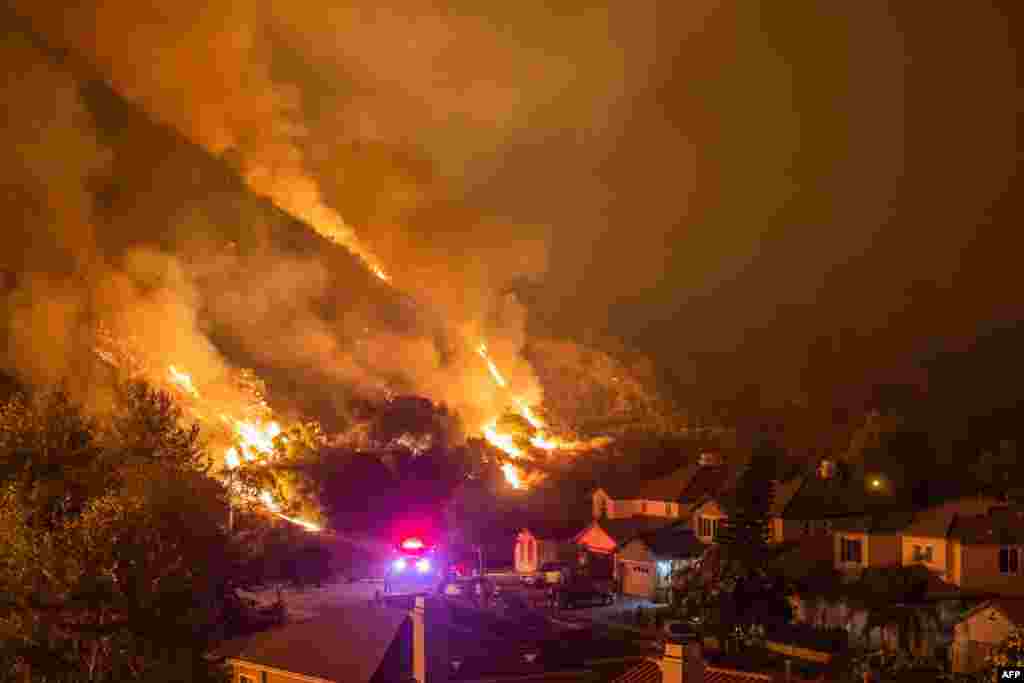 미국 캘리포니아주 아주사 산에서 산불이 번지면서 주변 주택가에 불이 붙었다. 