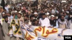 Ratusan demonstran berunjuk rasa di Kashmir yang dikuasai Pakistan (27/10).