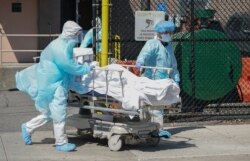Cuerpos son trasladados a un camión de refrigeración que sirve como depósito de cadáveres temporal en el Hospital Wyckoff en el distrito de Brooklyn en Nueva York.
