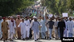 Demonstranti u Islamabadu tokom protestne šetnje ka američkoj ambasadi