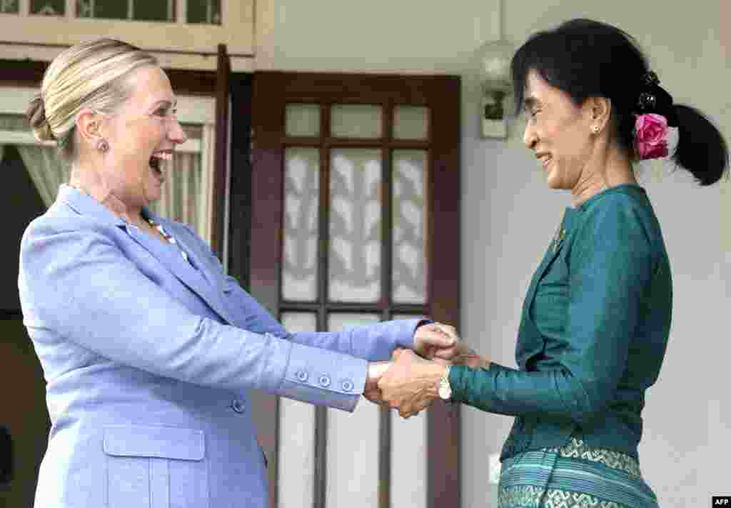 Aung San Suu Kyi and U.S. Secretary of State Hillary Clinton speak after meeting at Suu Kyi's residence in Rangoon, Burma, December 2, 2011. (Reuters)