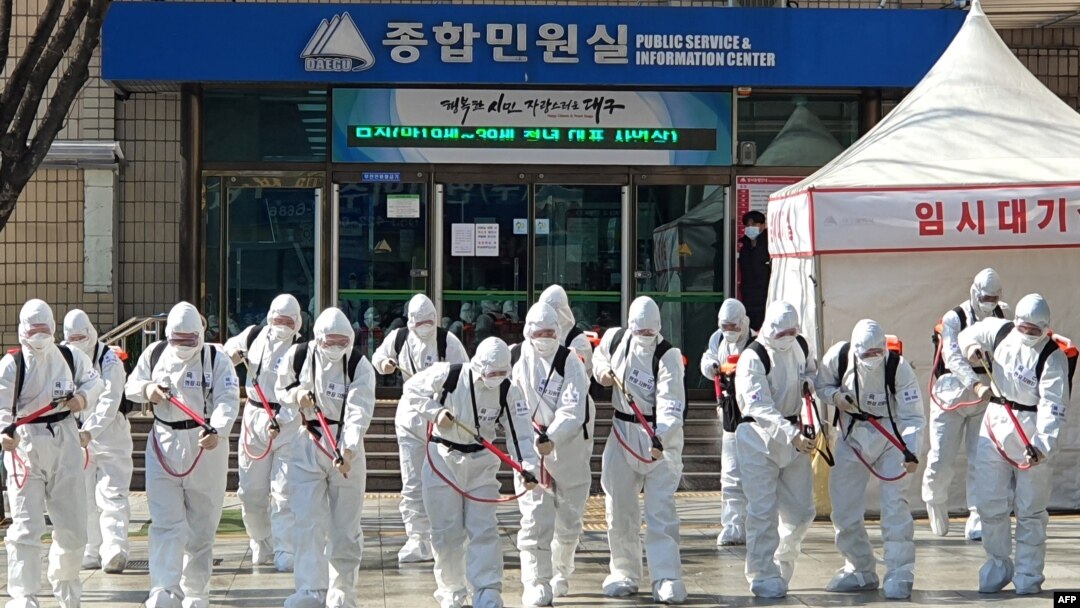 Binh sĩ Hàn Quốc tẩy độc virus corona ở tòa thị chính Daegu, Hàn Quốc, ngày 02/03/2020.