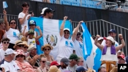 Los fanáticos de Guatemala animan a Adriana Oliva Ruano en la final femenina de Trap en los Juegos Olímpicos de Verano de 2024, el miércoles 31 de julio de 2024, en Chateauroux, Francia. La guatemalteca Adriana Oliva Ruano ganó la medalla de oro en el evento.