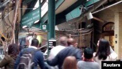 Đoàn tàu New Jersey Transit trật bánh và đâm qua trạm ở Hoboken, New Jersey, Hoa Kỳ. Ảnh của Chris Lantero, ngày 29 tháng 09 năm 2016.