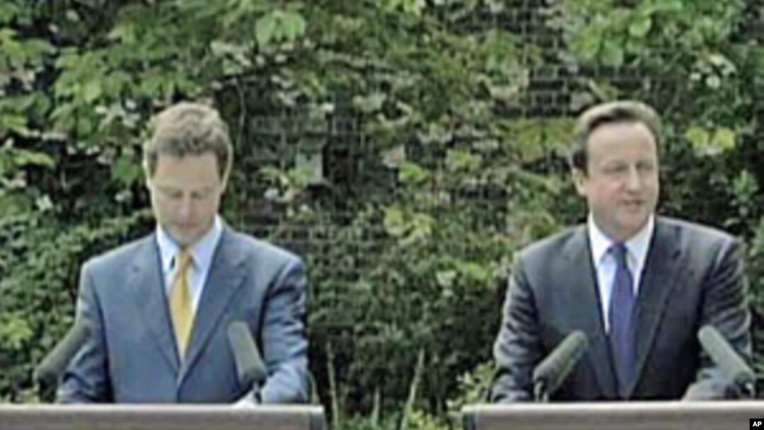 Prime Minister David Cameron (r) and deputy Prime Minister Nick Clegg