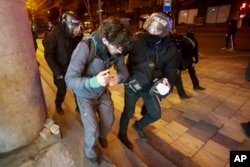 Policija privodi jednog od demonstranata u Tbilisiju. (Foto: AP/Zurab Tsertsvadze)