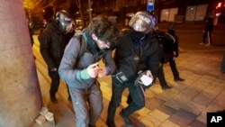 Policija privodi jednog od demonstranata u Tbilisiju (Foto: AP/Zurab Tsertsvadze)