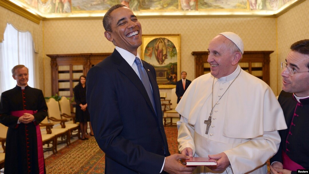 Paus Fransiskus (kanan) memberi Presiden Obama sebuah dokumen kepausan berjudul 'The Joy of Gospel' di Vatikan, Kamis (27/3). 