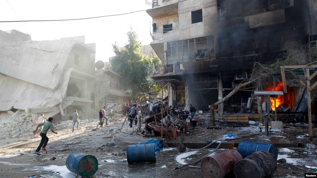 Warga berlarian setelah pesawat Suriah menjatuhkan bom di kota Aleppo, Kamis (1/5). 