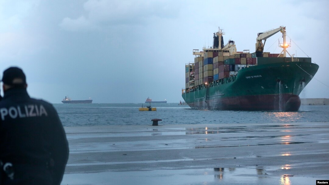 Kapal kargo 'Spirit of Piraeus' membawa para penumpang yang diselamatkan dari kapal 'Norman Atlantic' yang terbakar di perairan Pulau Corfu, Laut Adriatik, 29/12/2014.