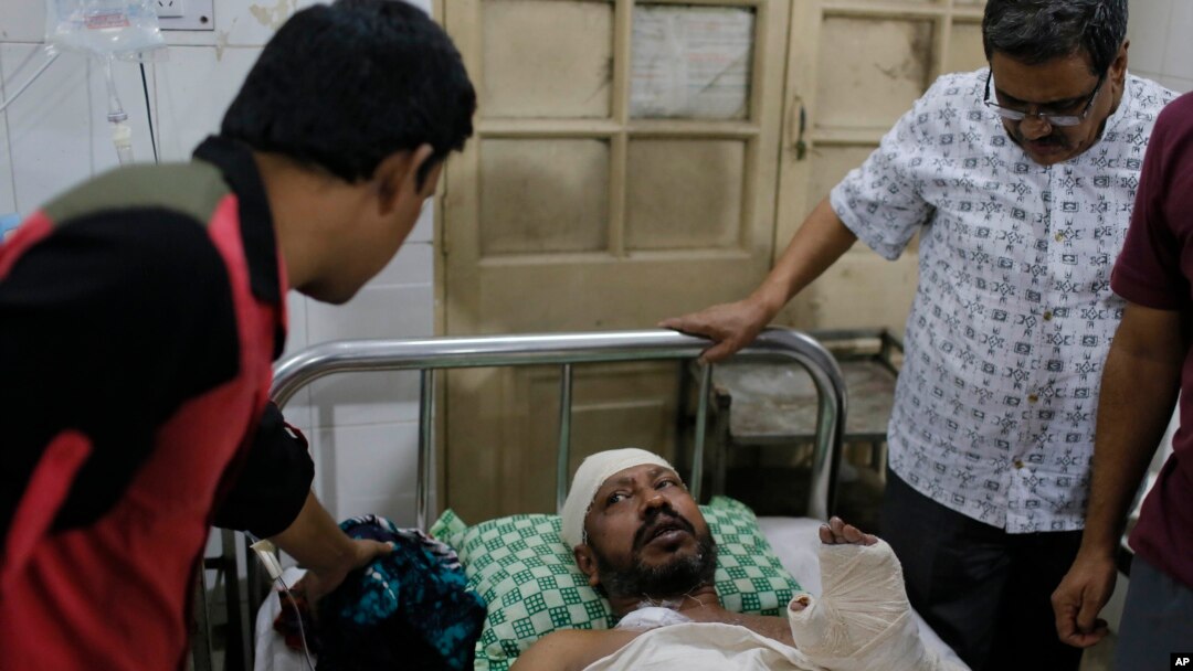 Penulis Bangladesh yang luka-luka Sudeep Kumar Ray Barman dirawat di Rumah Sakit Dhaka Medical College di Dhaka, Bangladesh, Sabtu, 31 Oktober 2015. 