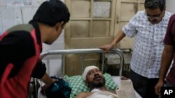 Penulis Bangladesh yang luka-luka Sudeep Kumar Ray Barman dirawat di Rumah Sakit Dhaka Medical College di Dhaka, Bangladesh, Sabtu, 31 Oktober 2015. 