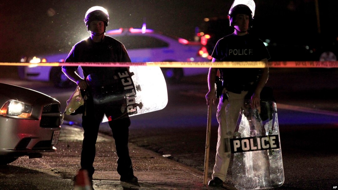 Polisi mengamankan kota Ferguson, Missouri pasca penembakan remaja yang menyulut kerusuhan (11/8).