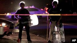 Polisi mengamankan kota Ferguson, Missouri pasca penembakan remaja yang menyulut kerusuhan (11/8).