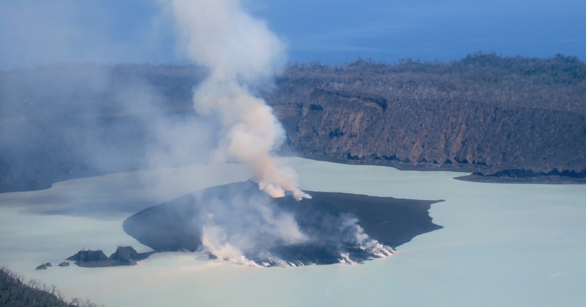 Núi lửa phun trào khiến Vanuatu phải bỏ hoang hòn đảo.