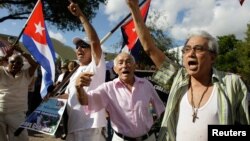 Un grupo de cubanos, la mayoría de ellos exiliados en Miami, se oponen a la nueva apertura para los hermanos Castro, ofrecida por el presidente Barack Obama.