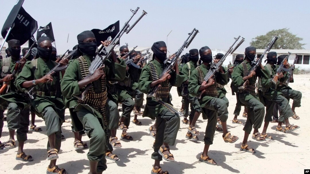 Arhiva - Stotine novih treniranih boraca Al-Šababa izvode vojnu vežbu u oblasti Lafofe, 18 kilometara južno od Mogadiša, Somalija (AP Photo/Farah Abdi Warsameh, File)