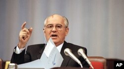 ຜູ້ນຳສະຫະພາບໂຊວຽດ ທ່ານ Mikhail Gorbachev ຖະແຫຼງຕໍ່ສະພາ ໃນລະຫວ່າງການອະພິປາຍກ່ຽວກັບຂໍ້ ສະເໜີ ຂອງທ່ານ ທີ່ຈະຫັນປ່ຽນສະຫະພາບໂຊວຽດໃຫ້ກາຍເປັນສະຫະພັນ ຂອງປະເທດອະທິປະໄຕ ທີ່ກຸງມົສກູ (4 ກັນຍາ 1991)