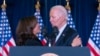 La vicepresidenta de EEUU, Kamala Harris, a la izquierda, habla con el presidente, Joe Biden, en la recepción festiva del Comité Nacional Demócrata en el hotel Willard de Washington, el 15 de diciembre de 2024. 