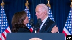 La vicepresidenta de EEUU, Kamala Harris, a la izquierda, habla con el presidente, Joe Biden, en la recepción festiva del Comité Nacional Demócrata en el hotel Willard de Washington, el 15 de diciembre de 2024. 