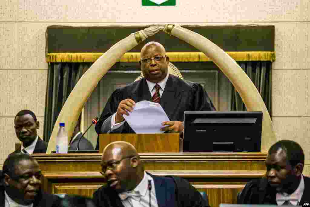 Zimbabwe Speaker of Parliament Jacob Mudenda presides over a parliament session where a motion is moved to impeach President Robert Mugabe, Nov. 21, 2017.