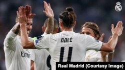 Bale de Real Madrid se congratule avec deux de ses coéquipiers après un but lors du match de la Ligue des champions contre l’AS Rome, au stade Santigo Bernabeu, 19 septembre 2018. (Twitter/Real Madrid)