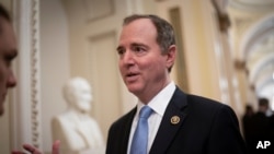 Američki predstavnik Adam Schiff, D-Kalifornija, razgovara s novinarima na Capitol Hillu u Washingtonu, 3. marta 2020. Schiff je 17. jula 2024. pozvao predsjednika Joea Bidena da odustane od svoje kandidature za reizbor 2024. godine.