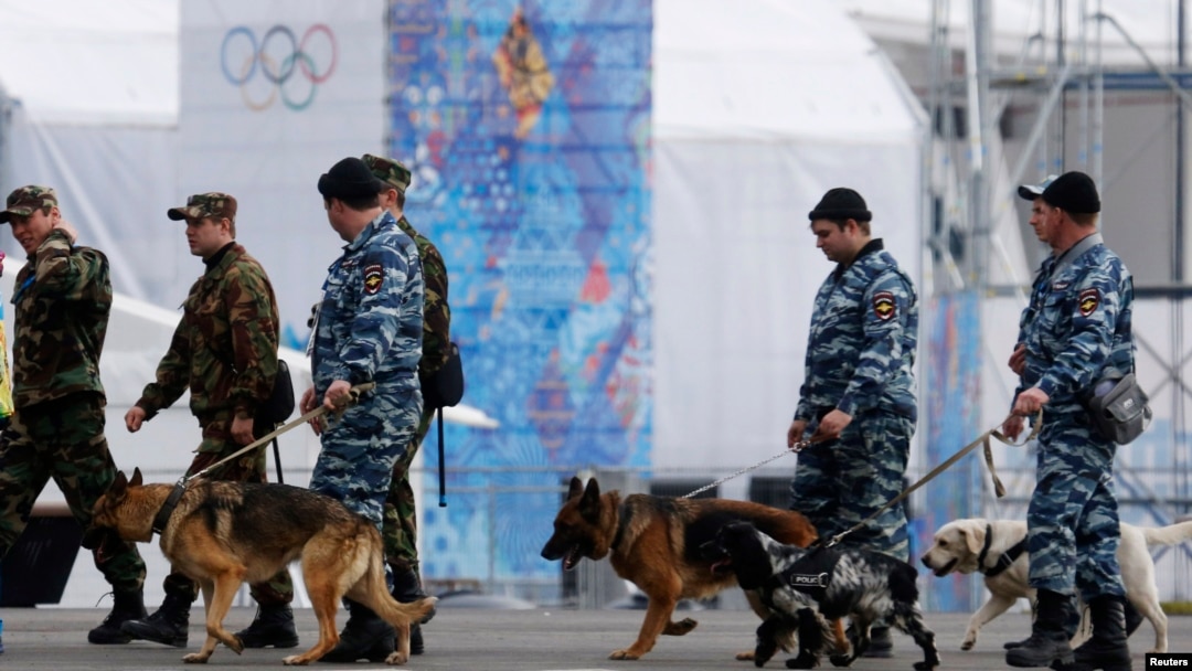 Ruska policija sa psima tragačima koji traže eksploziv u šetnji Olimpijskim parkom