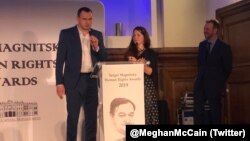 Produser film Ukraina Oleg Sentsov dianugerahi Penghargaan HAM 2018 pada acara di London, Kamis (14/11). (Foto: Meghan McCain Twitter)