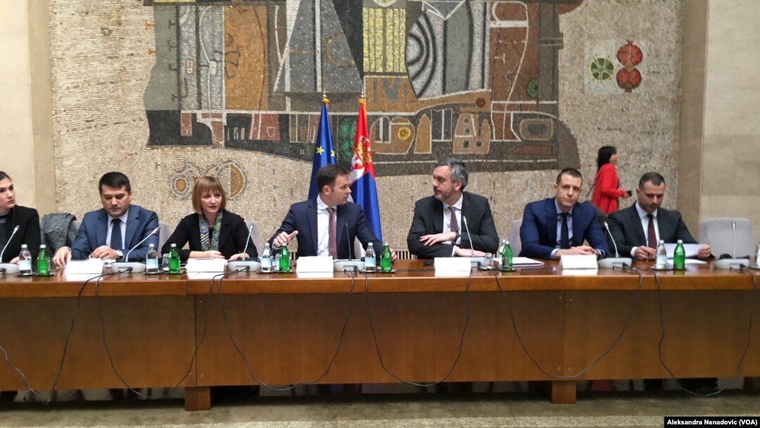 Ministar finansija Srbije Siniša Mali sa svojim saradnicima, Foto: VOA