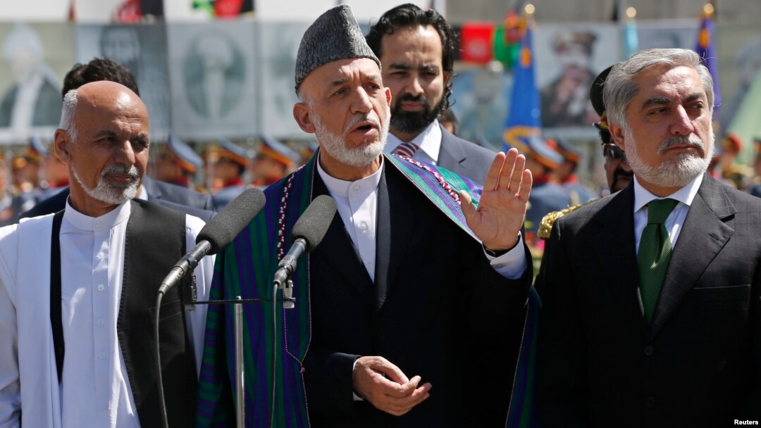 Presiden Afghanistan Hamid Karzai (tengah) didampingi kedua Capres, Ashraf Ghani (kiri) dan Abdullah Abdullah saat memberikan pernyataan di Kabul hari Rabu (19/8).