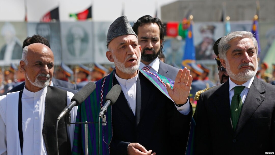 Afg'oniston prezidenti Hamid Karzay (markazda) prezidentlikka nomzodlar - Abdulla Abdulla hamda Ashraf G'ani bilan, Kobul, 19-avgust, 2014-yil.