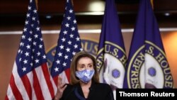 La presidenta de la Cámara de Representantes de EE. UU., Nancy Pelosi, responde a las preguntas mientras habla con los periodistas sobre la pandemia de coronavirus y los resultados de las elecciones presidenciales de EE.UU., el 13 de noviembre de 2020.