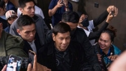 Mantan Presiden Filipina Rodrigo Duterte tiba di Stadion Southhorn di Hong Kong untuk bertemu dengan pekerja migran asal Filipina di wilayah tersebut pada 9 Maret 2025. (Foto: AP/Vernon Yuen)