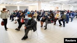 ARHIVA - Građani Italije čekaju da prime vakcinu (Foto: Reuters)