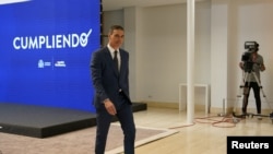 ARCHIVO - El primer ministro español, Pedro Sánchez, camina el día de una conferencia de prensa en el Palacio de Moncloa en Madrid, España, el 31 de julio de 2024.