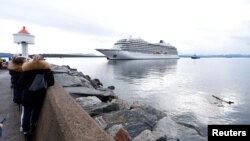 El crucero Viking Sky arriba a Molde, Noruega, el 24 de marzo de 2019, tras sufrir problemas en medio de una tormenta.